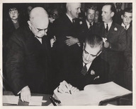 Antonio Barrette signe un document