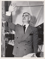 Antonio Barrette salue la foule