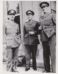 Le major Paul Sauvé stationné en Angleterre en 1943. Il pose avec le brigadier Guy Gauvreau et le colonel Dollard Ménard, héros de la bataille de Dieppe en 1942.