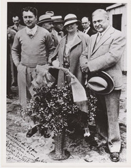 Arthur Sauvé célèbre 25 ans de vie politique. Il est en compagnie de sa femme et de son fils Paul lors d'une fête champêtre à la baie d'Argenteuil, le 29 juillet 1933