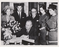 Le premier ministre Paul Sauvé signe son assermentation en présence de sa femme et ses enfants et du lieutenant-gouverneur Onésime Gagnon