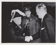 Jean Lesage serre la main du lieutenant-gouverneur du Québec, Onésime Gagnon, sous l'oeil attentif d'un garde du corps