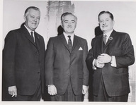 Jean Lesage pose en compagnie de Daniel Johnson et Raymond Charette lors du débat télévisé diffusé le 11 novembre 1962