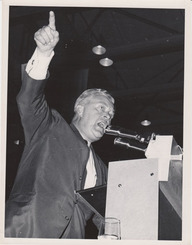 Jean Lesage prononce un discours
