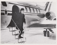 Jean Lesage descend d'un avion portant l'inscription «Transports et communications du Québec»