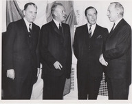 Jean Lesage discute avec George Carlyle Marler. Éric Kierans (à gauche) et un autre homme assistent à la discussion