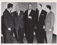Daniel Johnson, Louis Saint-Laurent, Paul Sauvé et Jean-Jacques Bertrand discutent ensemble. Ils sont en compagnie d'un autre homme. 