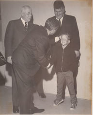 Jean-Jacques Bertrand donne la main à un jeune garçon sous le regard amusé de deux hommes