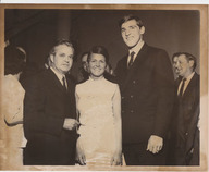 Jean-Jacques Bertrand pose avec une femme et Serge Savard?
