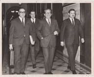 Daniel Johnson marche dans un corridor du Parlement de Québec en compagnie de Jean Loiselle, Paul Chouinard et Jean-Guy Cardinal