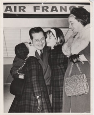 Daniel Johnson est accueilli par sa femme, Reine Gagné, et deux jeunes filles à l'aéroport