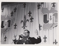 Daniel Johnson prononce un discours devant des partisans de l'Union Nationale. Ce discours est diffusé sur les ondes de Radio-Canada et CKLM