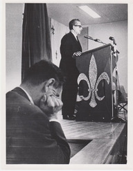 Daniel Johnson prononce un discours devant des partisans de l'Union Nationale. 
