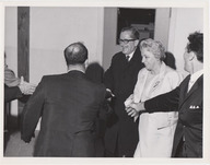 Daniel Johnson et sa femme, Reine Gagné, sont accueillis par quatre hommes qui leur tendent la main