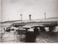 Boeing 707B de la Compagnie Air France près d'un aéroport