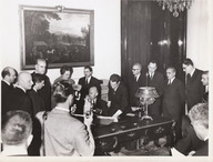 Paul Gérin-Lajoie assiste à la signature d'une entente entre la France et le Québec en présence de nombreux témoins?