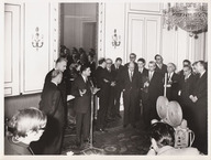 Paul Gérin-Lajoie participe à une conférence de presse au Parlement en compagnie de délégués de la France?