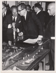 Daniel Johnson discute avec Pierre Dupuy (commissaire général de l'exposition universelle). Paul Dozois (ministre des Affaires municipales) est à sa gauche. Ils sont près d'une maquette d'Expo 67