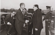 Maurice Couve de Murville  (ministre des affaires étrangères de la France) est accueilli par un aumônier militaire 