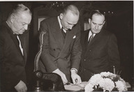 Pierre Laporte (ministre des Affaires culturelles du Québec) et François Leduc (ambassadeur de France) s'apprêtent à signer l'entente franco-québécoise sur la culture