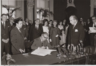 Jean-Jacques Bertrand signe les documents officiels lors de son assermentation comme premier ministre du Québec