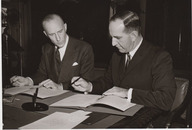 Pierre Laporte (Ministre des Affaires culturelles du Québec) s'apprête à signer la première entente de coopération culturelle entre le gouvernement du Québec et la France sous le regard attentif de François Leduc (Ambassadeur de France)