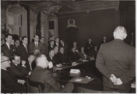 Jean Lesage participe à une rencontre réunissant les  premiers ministres des provinces canadiennes  