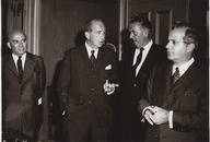 Hugues Lapointe (lieutenant-gouverneur de la province de Québec) discute avec un autre homme. Ils sont entourés de Jean-Jacques Bertrand (à droite) et Paul Dozois (à gauche).