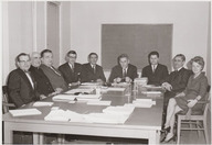 Claude Castonguay pose en compagnie de membres de la Commission royale d'enquête sur la santé et le bien-être social