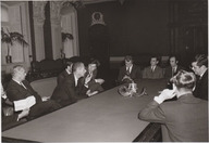 Maurice Couve de Murville (Ministre des Affaires étrangères de France) donne une conférence de presse au Parlement de Québec. 