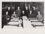 Adélard Godbout pose avec des membres de son cabinet