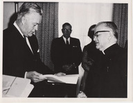 Jean Lesage examine un des volumes du rapport Parent en présence de Monseigneur Alphonse-Marie Parent, président de la Commission royale d'enquête sur l'enseignement mise sur pied en 1961