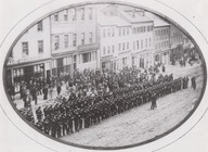La Garde d'honneur  s'apprête à recevoir le Lieutenant général Sir H. Doyle. La scène se passe sur la rue King, Saint-John, Nouveau-Brunswick.