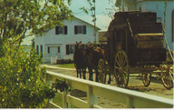 La diligence de Upper Canada Village avec la maison du pasteur en arrière-plan