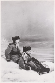 Deux enfants glissent en toboggan (traîne sauvage)