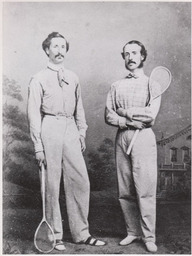 William Devoy et Fred Foulkes, deux champions américains de badminton, posent avec leurs raquettes