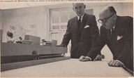 Jean Drapeau (maire de Montréal) et Claude Robillard (directeur de l'urbanisme de Montréal) observent une coupe du métro 