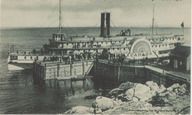 Le bateau à vapeur «Canada» accostant au quai de Cap-à-L'Aigle