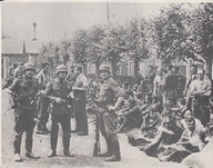 Souvenir de Dieppe: des soldats capturés attendent leur transfert vers un camp de prisonniers de guerre