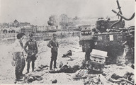 Souvenir de Dieppe: des soldats allemands surveillent un tank abandonné par les alliés.