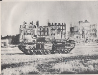 Souvenir de Dieppe: un tank abandonné sur la plage de Dieppe après le raid.
