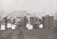 Des infirmières militaires canadiennes votent près d'un hôpital canadien en France, décembre 1917