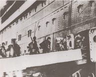 L'embarquement de la 1re Division. Les premières troupes canadiennes s’embarquent à destination d’outre-mer, à Halifax, décembre 1939