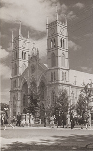 Groupe de personnes sortant d'une église