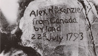Pierre portant l'inscription «Alex McKenzie from Canada by land 22 july 1793»