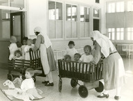 Enfants en attente d'adoption à la Crèche Saint-Vincent-de-Paul à Québec