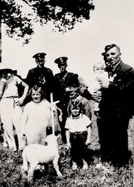 Isidore Garon et ses enfants lors de la fête de la Saint-Jean-Baptiste à Sainte-Foy