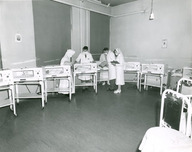 Salle des prématurés avec incubateurs à l'Hôpital de la Miséricorde à Québec