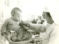 Bébé sur la pesée à la Crèche Saint-Vincent-de-Paul