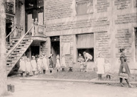 Distribution de bouteilles de lait pasteurisé au dispensaire de la Goutte de lait de l'Hôpital Sainte-Justine à Montréal